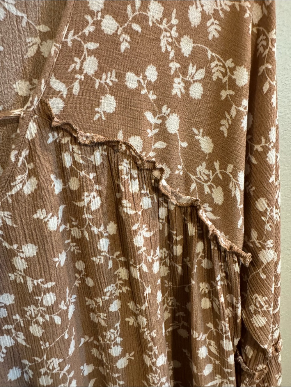 ⭐ 2/$20 Peach Love California Tan Floral Peasant Top - Picture 7 of 9